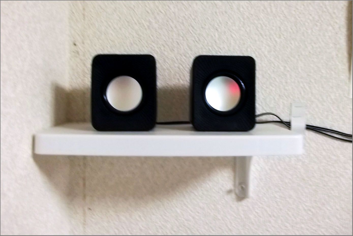 Photo of Daiso 300 yen speaker installed on the wall