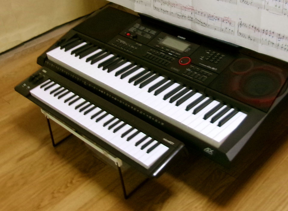 カシオ電子キーボードCT-X3000とコルグ microkey2-49を2弾鍵盤として設置した写真 A photo of the Casio electronic keyboard CT-X3000 and the Korg microkey2-49 set up as the second keyboard.